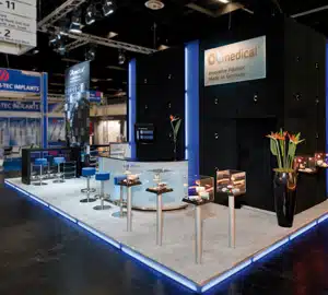 Messestand Ansicht. Lösung mit Samtwänden, Swarovski Steinen und Lichtelementen.