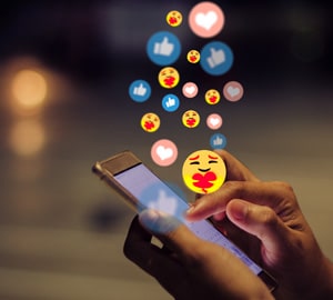 Social Media Icons mit Hand als Einleitung zum Artikel